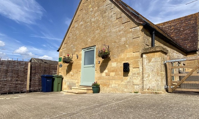 Mangotsfield House | Spacious Organic Cotswold Farm Cottage