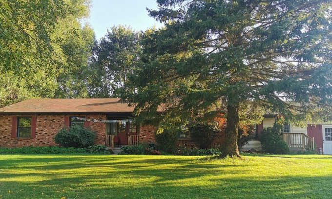 Centre Wellington House | Spacious & Private Country Bungalow - Pet Friendly