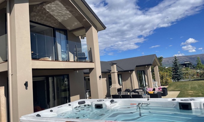 Wanaka House | Spacious private estate with swim spa and amazing mountain views
