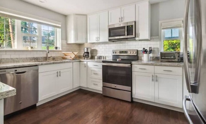 Kenmore House | Spacious Private Home with a Great Kitchen and Deck near Seattle