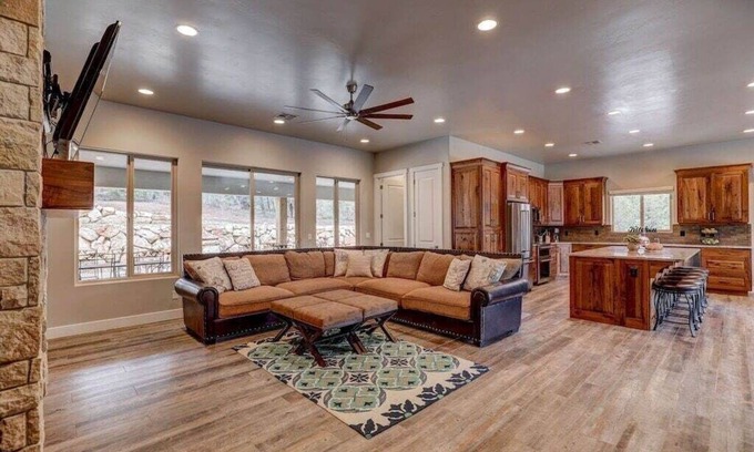Zion National Park East Entrance House | Spacious, Private Hot Tub, 6 bedrooms 5 Ensuite Bathrooms. 7th night FREE!