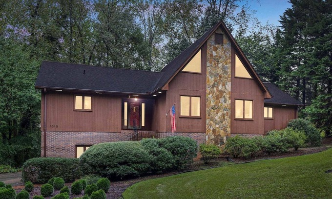 Anderson House | Spacious & Private Lakefront Retreat Near Clemson!