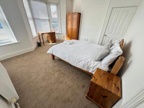 Easton House | Spacious Private Room - 9 Minutes from Central Bristol