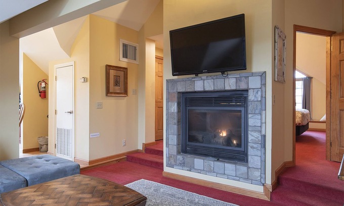 Blowing Rock Hotel | Spacious Private Suite with full kitchen, private deck and pet friendly!
