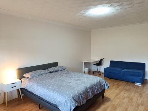 Merrylands House | Spacious Queen Room in Large Merrylands Home with Sofa Bed - M2