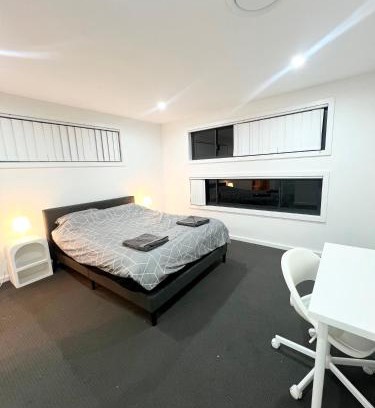 Guildford House | Spacious Queen Room with Attached Bathroom - OR1
