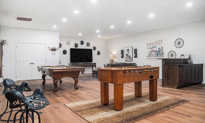 Omaha House | Spacious Ranch w/Hot Tub & Game Room, Sleeps 24!