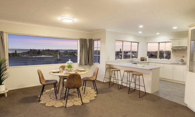 Lynmore House | Spacious Redwood Retreat with Lake Views OPEN NOW