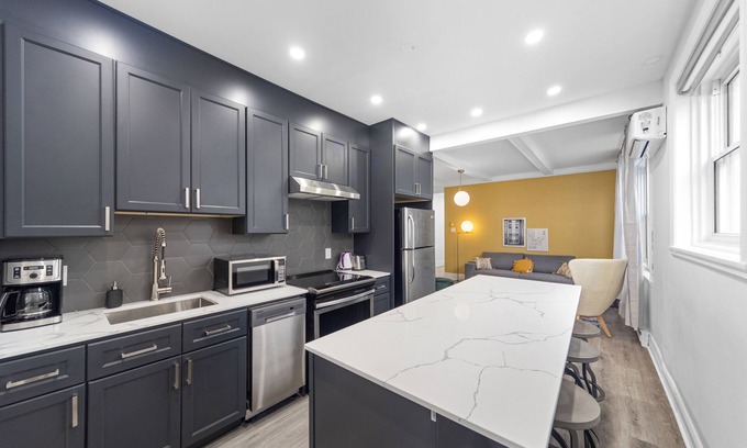 Cote-Des-Neiges—Notre-Dame-De-Grace Apartment | SPACIOUS RENOVATED APARTMENT SLEEPS 12