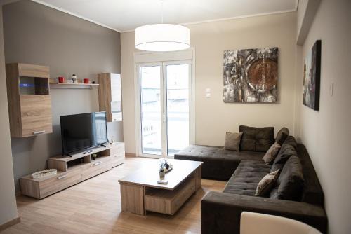 Attiki Apartment | Spacious renovated flat 10min to metro station (KOL 71)