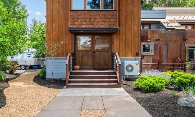 Sisters Apartment | Spacious retreat for reunions, friends, family, and business