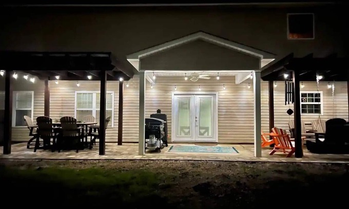Swansboro House | Spacious Retreat Near Beaches & Camp Lejeune – Fire Pit & Pool Table!
