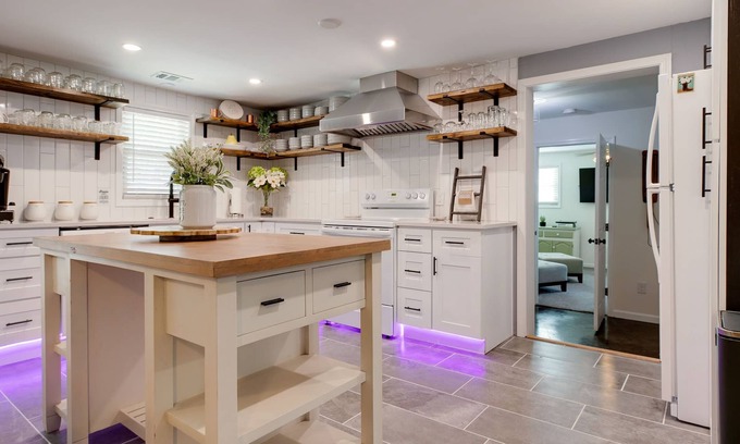 Fairview House | Spacious Retreat- Perfect for Families & Groups!