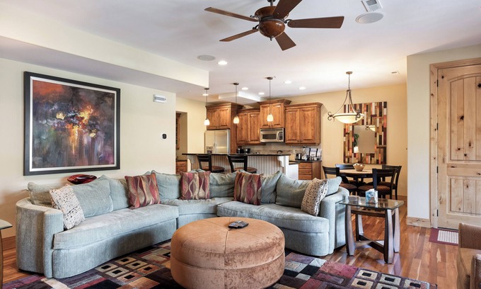 Canyon Links House | Spacious Retreat: Sleeps 7, Minutes to Skiing, Private Hot Tub, Scenic Views, Ultimate Relaxation!