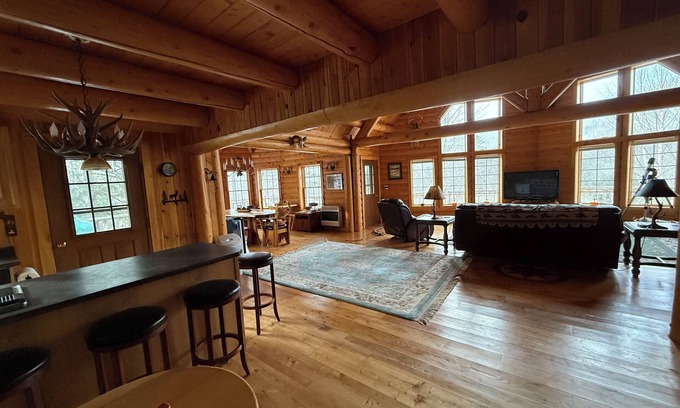 Kingfield House | Spacious Riverside Cabin Near Sugarloaf – Perfect for Family Getaways