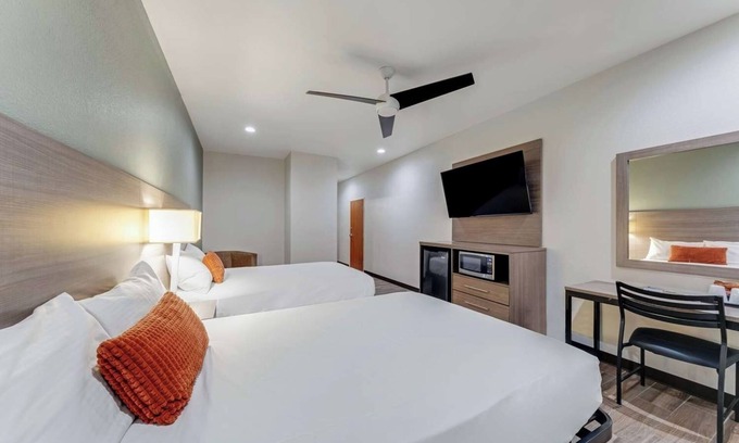 Eastside Promise Neighborhood Hotel | Spacious Room Perfect for Families w/Complimentary Breakfast - Off I-10 & I-35
