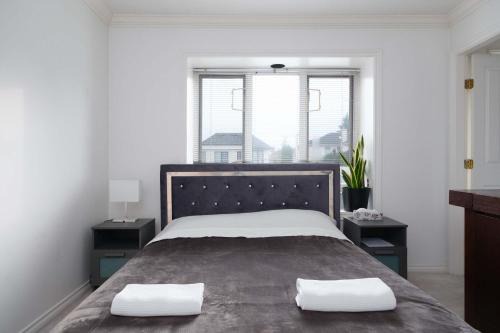 Oakridge House | Spacious Room with Private Washroom in Homestay