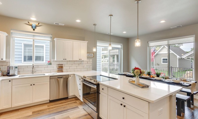 Spearfish Cottage | Spacious, Rustic Spearfish Home: Walk to Downtown!