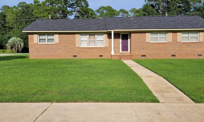 Albany House | SPACIOUS SAFE NURSE & LONG TERM STAY HOME CLOSE TO HOSPITAL MALL & RESTAURANTS!
