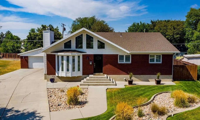 South Salt Lake House | Spacious Salt Lake Retreat with 3 Bed, 3 Bath, Private Pool, Garage Parking +