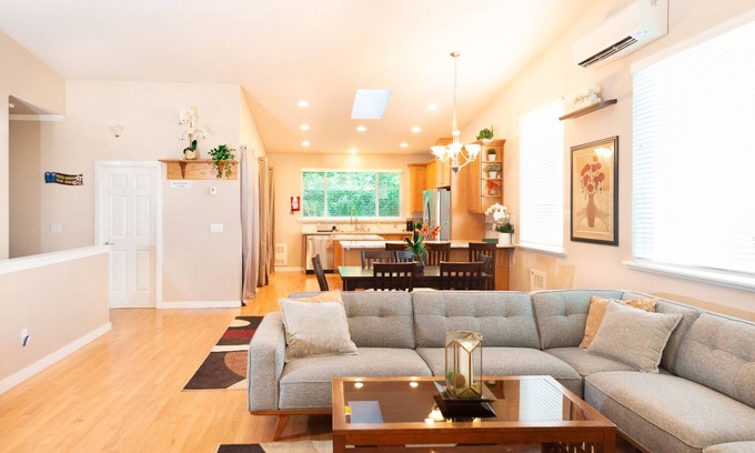 Brighton House | Spacious Seattle Duplex Home for Families and Pets!