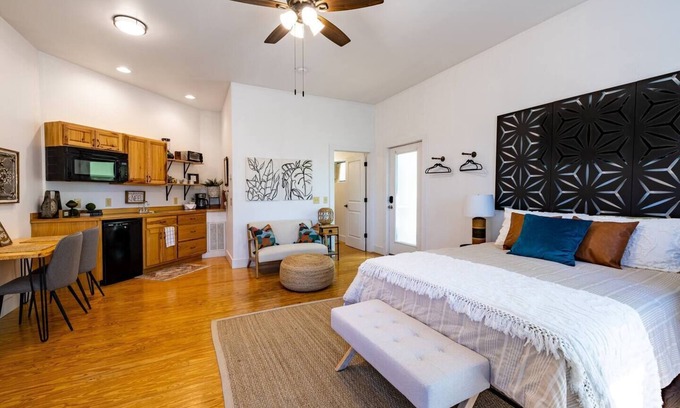 Mentone Apartment | Spacious Secluded Upscale King Studio in Mentone