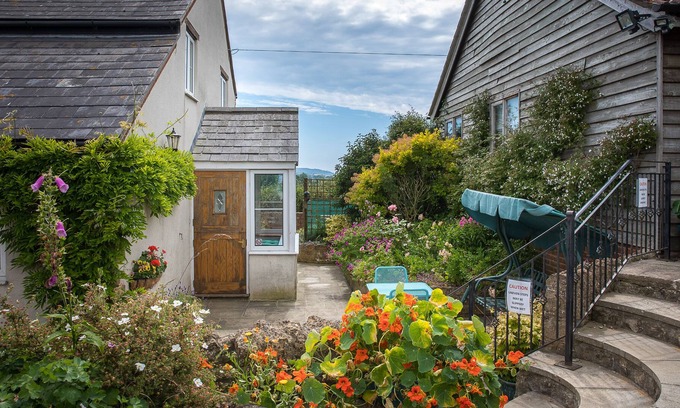 Bridport House | Spacious self contained holiday cottage accommodation near the Jurassic Coast
