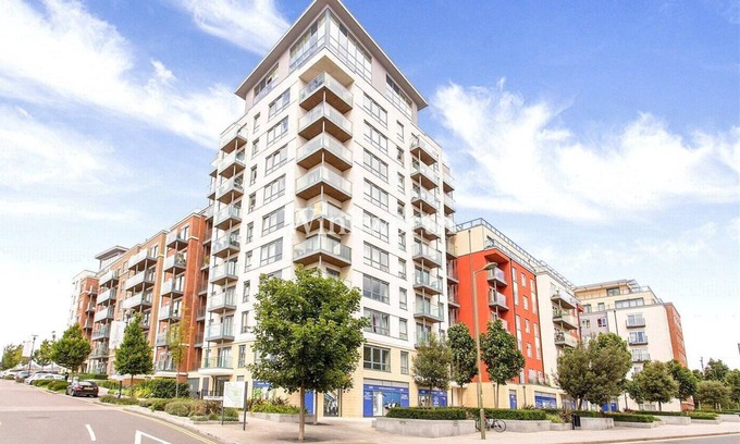 Whittington Apartment | spacious service apartment five minutes walk to Royal Air Force Museum London