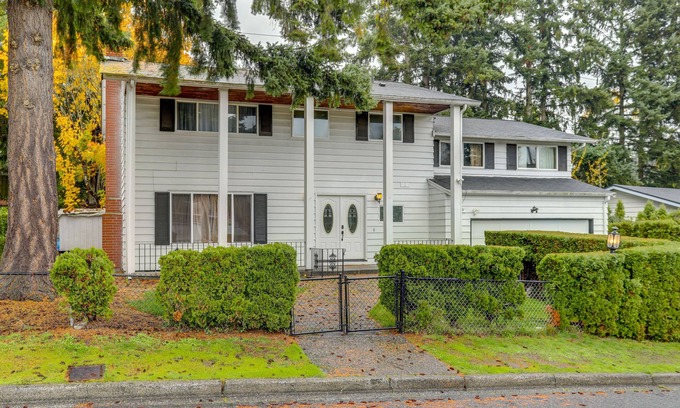 Meridian Park Villa | Spacious Shoreline Villa - 10 Mi to Space Needle!