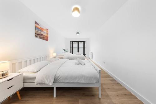 Tooting Apartment | Spacious Sleep 14 - 1 min from Tooting Station MR3