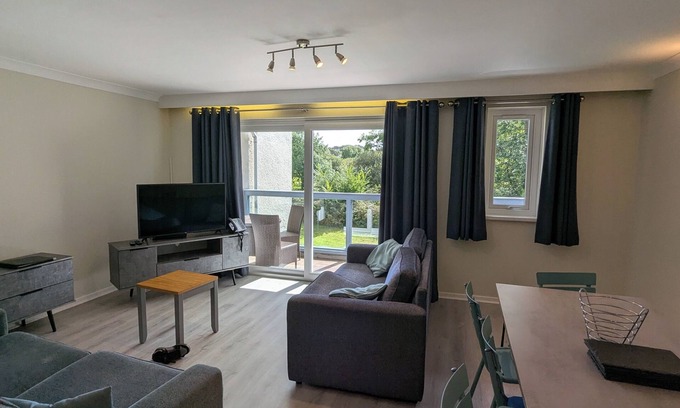 Praze-An-Beeble House | Spacious sleep-8 apartment on tranquil country estate with wooded views