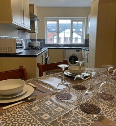 Grimsby House | Spacious, Sleeps 14, 3 bathrooms, Central, Parking, Grimsby