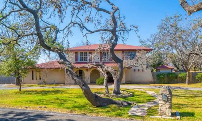 Leon Valley House | Spacious Spanish Villa with Pool and covered patios sleeps 16!