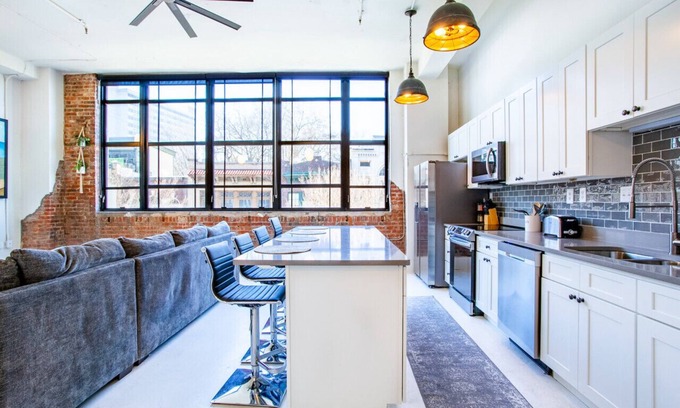 Old City Apartment | Spacious Sterchi Loft Getaway- Downtown Getaway