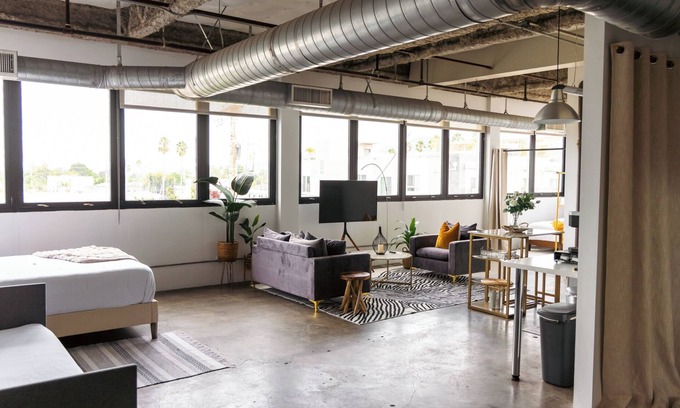 Downtown Apartment | Spacious Studio apartment in charming Los Angeles w/AC, fitness room, WiFi