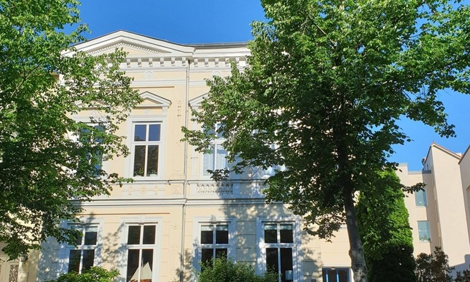 Stadtmitte Apartment | Spacious studio apartment in an old town villa