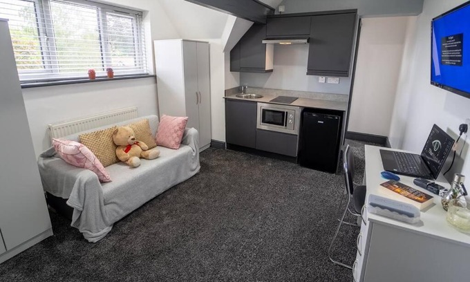 Selly Oak Apartment | Spacious Studio for 2 right by QE in large GuestHouse!