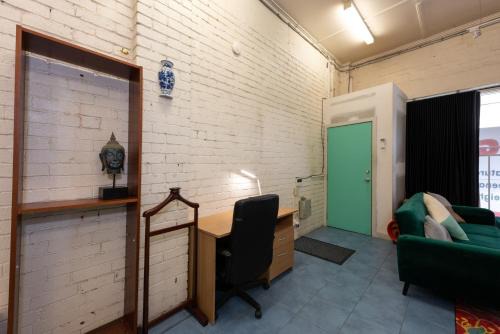 Northcote Apartment | Spacious Studio in Quiet Northcote Neighbourhood