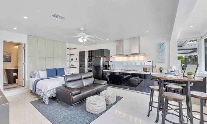 Coral Heights House | Spacious Studio in the Heart of FTL! Hot Tub