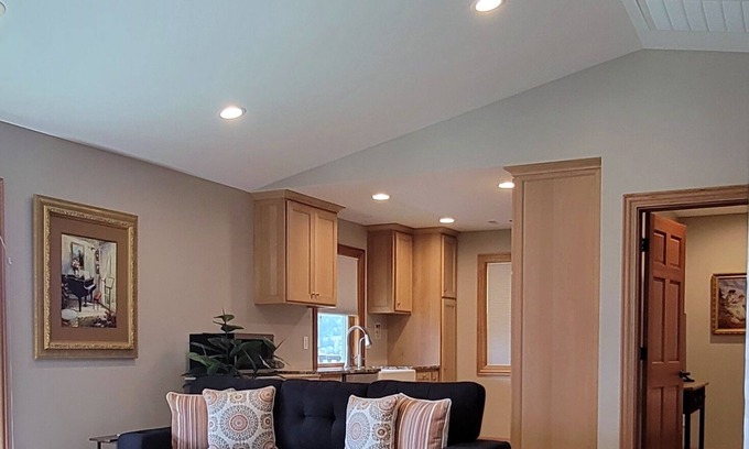 Medford House | Spacious studio near Jacksonville, WiFi, kitchen, balcony & spectacular views