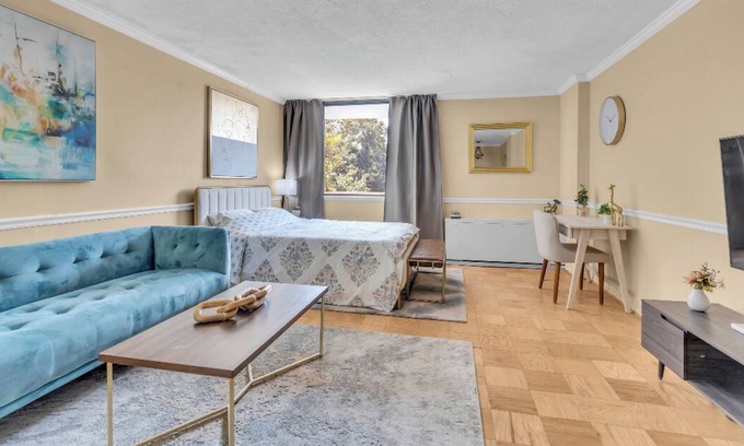 Rockville House | Spacious Studio - Next to Metro