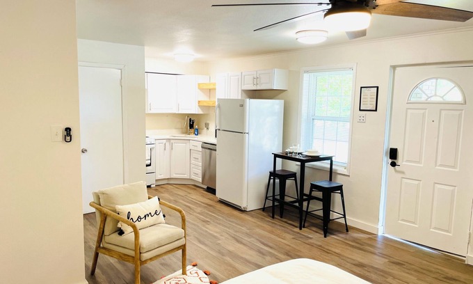 Little Rock Medical District Apartment | Spacious Studio Unit near Downtown & UAMS Little Rock with WiFi, AC