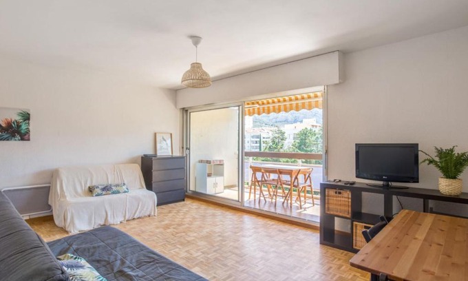 8th Arrondissement Apartment | Spacious studio w sea view terrace near the beach in Marseille Welkeys