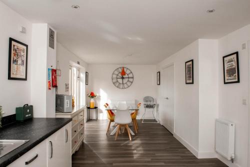 Southampton Apartment | Spacious & Stylish 4-Bed House with Hot Tub in Prime Location