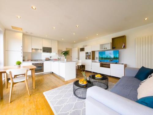 Bow Apartment | Spacious Stylish Flat with Balcony Pass The Keys