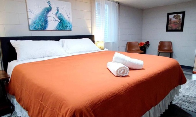 Indianapolis Apartment | Spacious Suite Close to Downtown Indy/King Bed