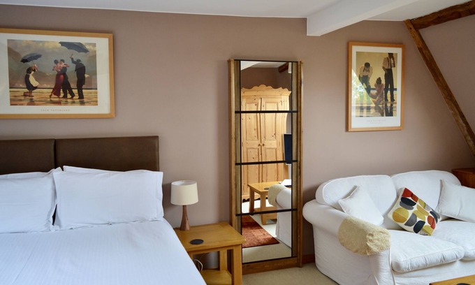 Irstead Bed & Breakfast | Spacious suite/family room