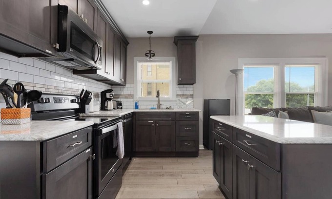 Kansas City Condo | Spacious Suite | Queen Beds | Large Backyard | 66
