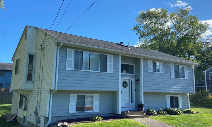 Bonnet Shores House | Spacious Summer Rental in Bonnet Shores/Narragansett, RI. Close to area beaches.