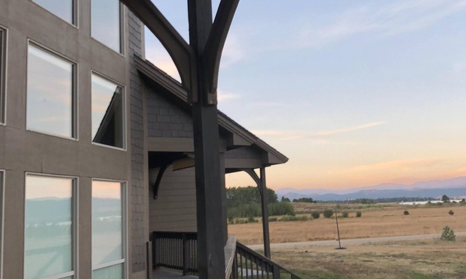 Tamarack House | Spacious Tamarack Lake-view Cabin, sleeps 12 w private hot tub and golf hole